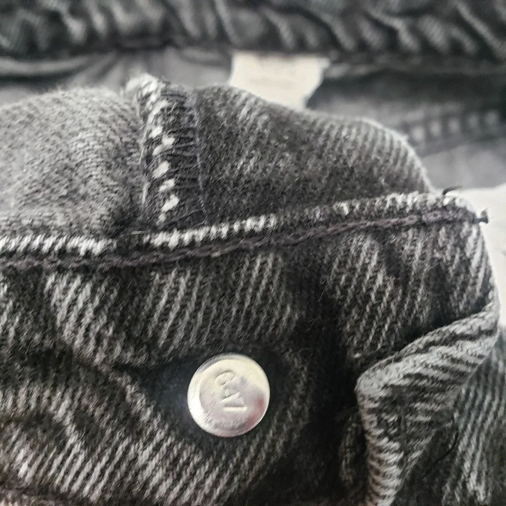 Vintage Levis Shorts Womens 10 Black Pockets Denim Jorts - Picture 7 of 11